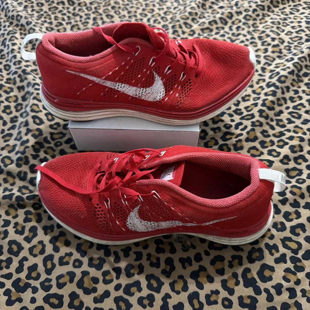Nike Flyknit Lunarlon Women Size 7.5  Hyper Red Athletic Shoes
